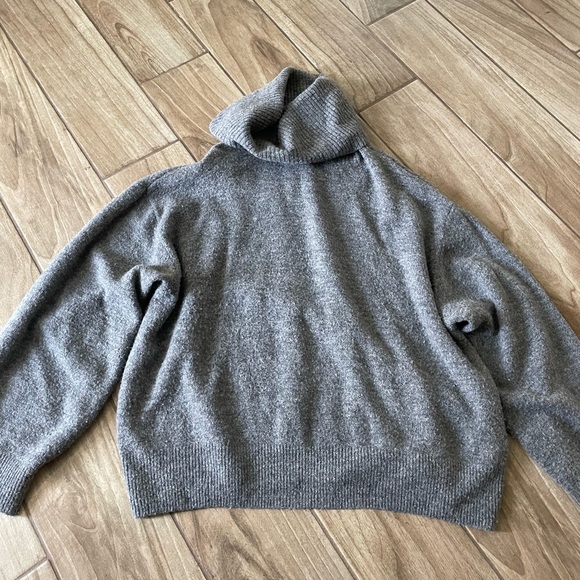 Gray turtleneck sweater - Picture 2 of 2